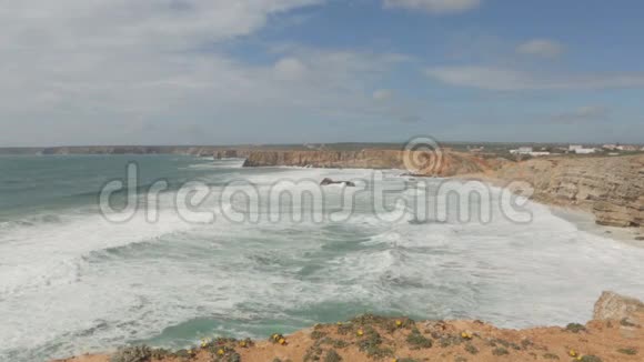 美丽的大西洋景色和葡萄牙海岸海湾的岩石城市附近的一个地方视频的预览图