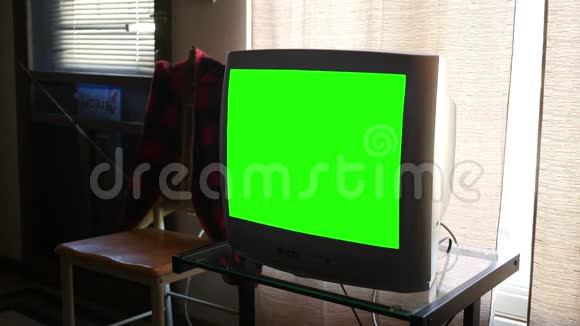 客厅里有一个大而厚的标准绿色屏幕通用电视视频的预览图