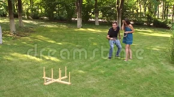 一对夫妇夏天在公园里玩游戏戒指视频的预览图