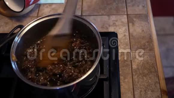 在热炉顶上搅拌葡萄干馅饼ALT角视频的预览图