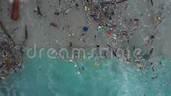 世界上污染最严重的海滩塑料海洋废弃物视频的预览图