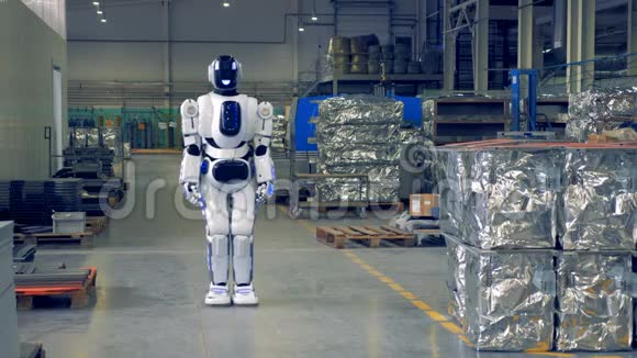 现代机器人走在生产地板上微笑着进入相机视频的预览图