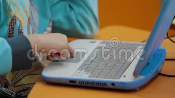 小男孩在幼儿园打手提电脑视频的预览图
