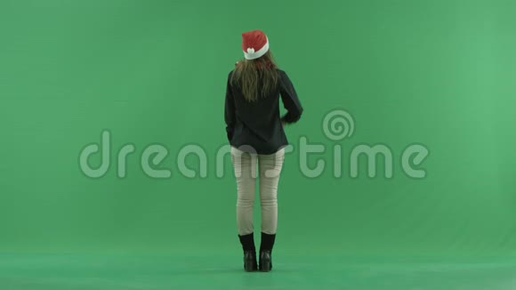 虚拟环境中的年轻女性背后是绿色的关键背景视频的预览图