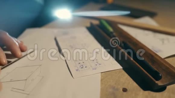 一个人正在用一张特殊的纸制作木制品的图形视频的预览图