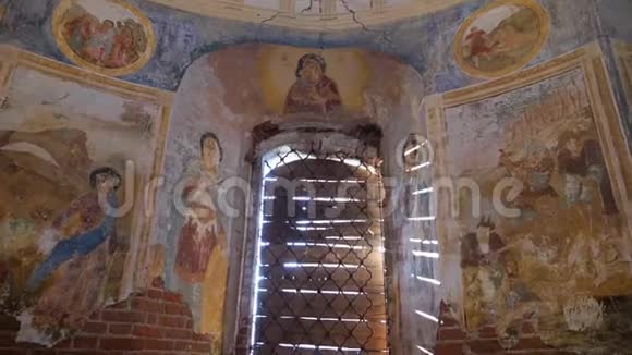 废弃的教堂墙画视频的预览图