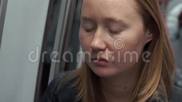 一名年轻女子在机场列车上慢镜头连接不同的终点站视频的预览图