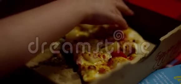 手抓比萨饼片视频的预览图