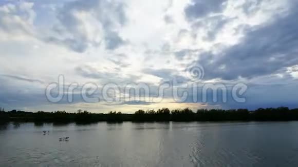 美丽的移动云和日落湖上时间推移4k视频的预览图