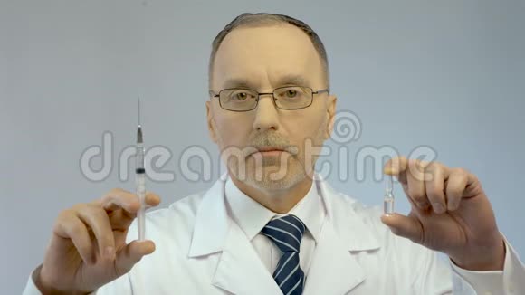 医生拿着注射器和安瓿给病人开有效的药物处方视频的预览图