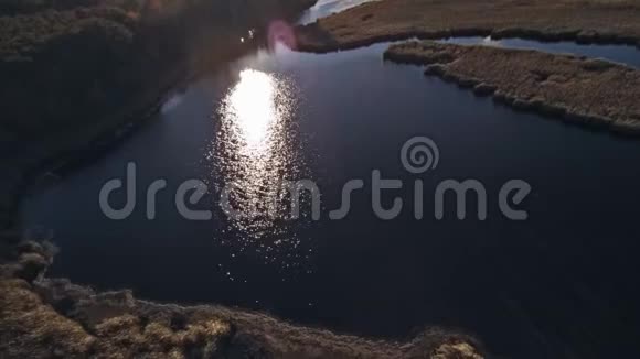 美丽的湖景中秋色视频的预览图
