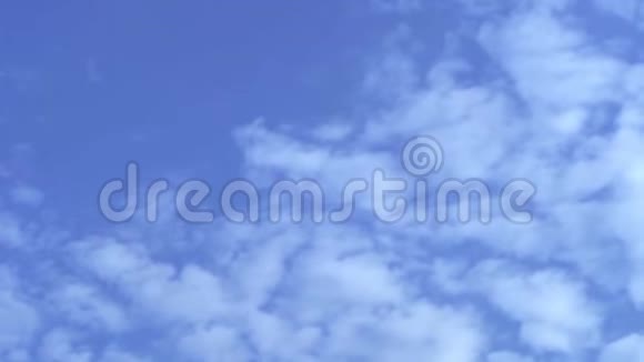 蓝天干净的天气时间流逝蓝色美好的天空云彩和天空的时间流逝白云蓝天飞越视频的预览图
