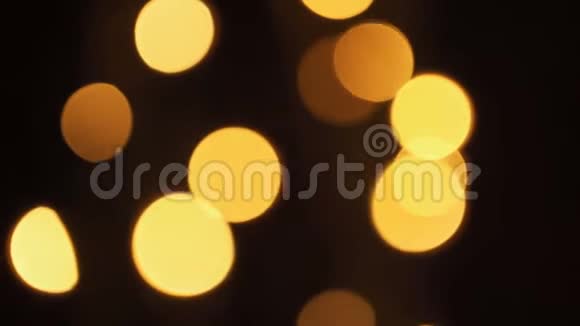 夜晚树上闪烁着模糊的圣诞灯视频的预览图