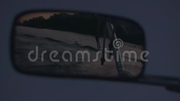 机动艇后视镜快速行驶的摩托艇后面的水迹视频的预览图