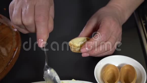 在华夫饼上抹黄油慢动作视频的预览图