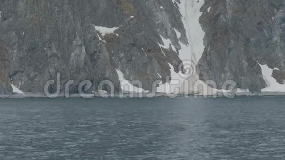 落基岛上的雪崖从经过雪山和悬崖的船上可以看到视频的预览图