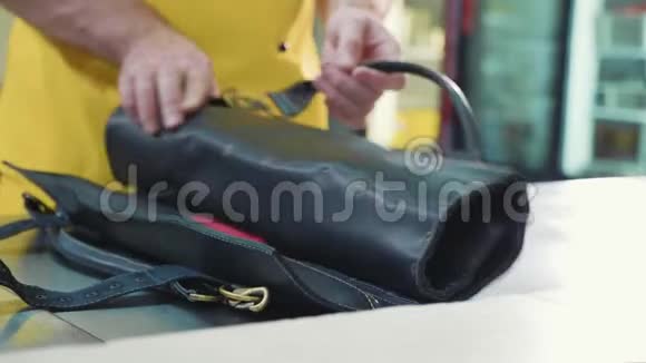厨师在专业厨房用刀打开一个袋子视频的预览图