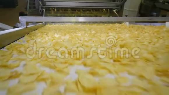 炸薯片在一家工厂的现代生产线上视频的预览图