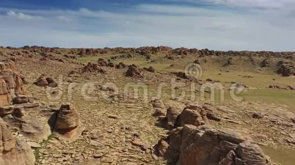 蒙古境内的岩层和叠石视频的预览图