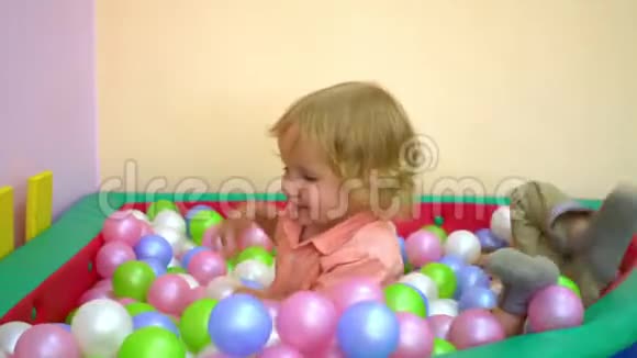 快乐的幼儿在多种颜色的球池里笑和玩学前教育视频的预览图