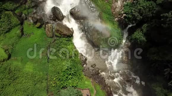 鸟瞰泰国清迈的Vachiratharn瀑布视频的预览图