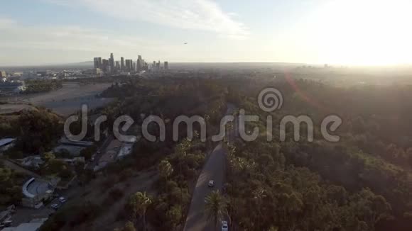 在洛杉矶天际线上方的爱丽舍宫公园下景视频的预览图