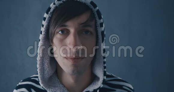 灰色背景下吉古鲁米斑马中的年轻人肖像视频的预览图