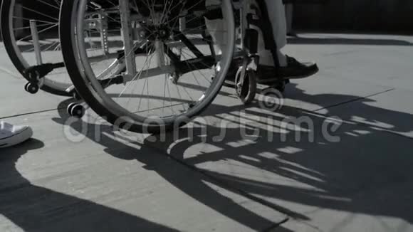 一个善良的人推着轮椅的人慢动作视频的预览图