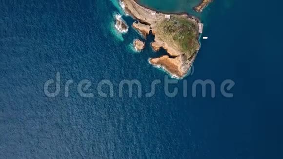飞越维拉弗兰卡多坎波岛的伊斯莱特是由亚速尔岛圣米格尔岛附近一座古老的水下火山口形成的视频的预览图