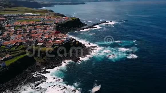 飞越海洋冲浪在马亚市圣米格尔岛亚速尔葡萄牙视频的预览图