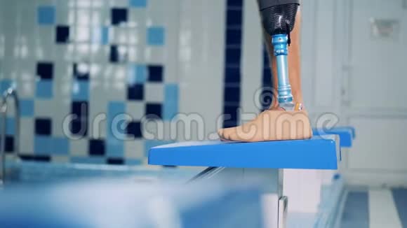 有假肢的人在训练时站在游泳池附近视频的预览图