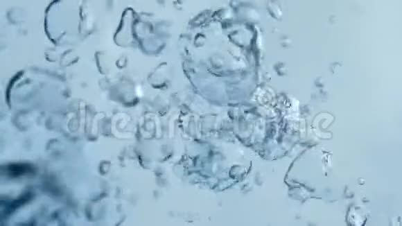 净纯水的概念气泡在水下喷射视频的预览图