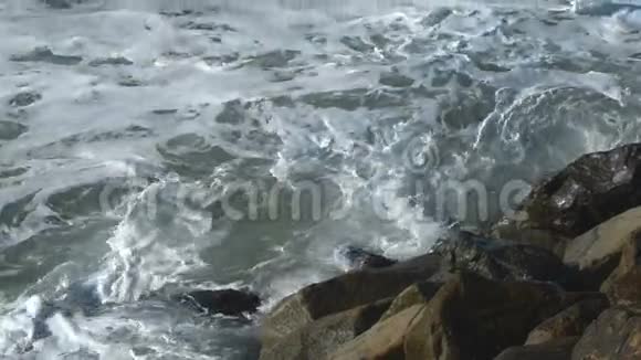 波浪在慢运动中碰撞岩石视频的预览图