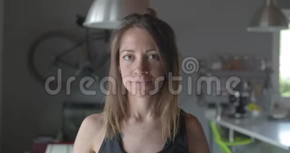 年轻的纹身放松的运动女性肖像在家里客厅家政培训4k慢动作视频视频的预览图