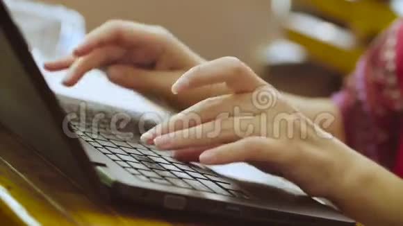女人电脑键盘视频的预览图
