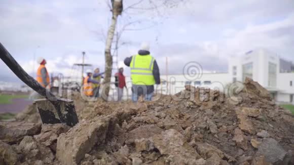 土堆里的铲子视频的预览图