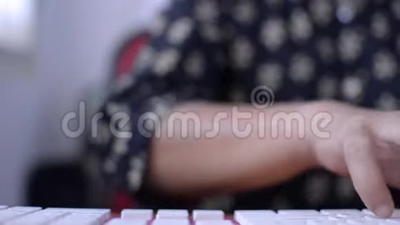 合上桌上女士打字键盘的手视频的预览图