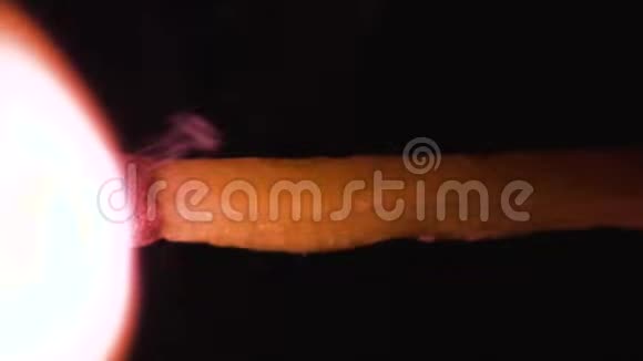 匹配输入燃烧极端宏关闭背景一根木头火柴被点燃后的巨幅特写镜头视频的预览图
