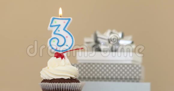 三根3号的纸杯蛋糕背景蜡烛视频的预览图