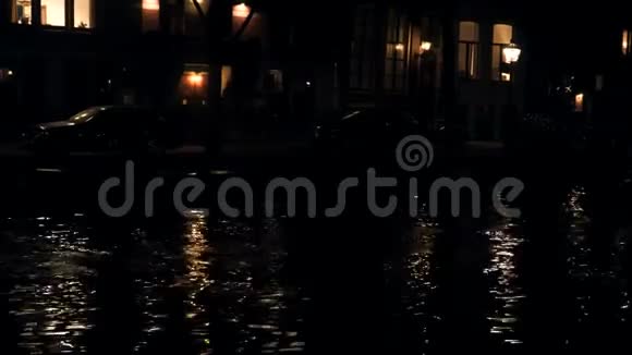 荷兰阿姆斯特丹在阿姆斯特丹市中心有船的运河视频的预览图