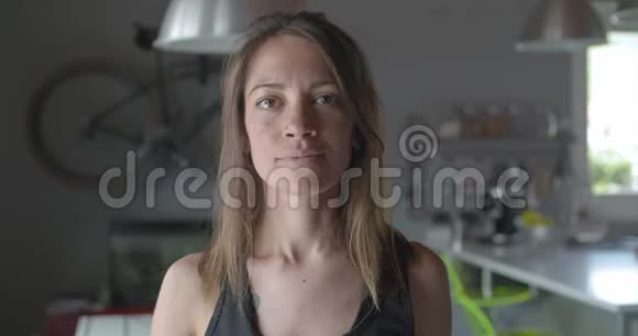 年轻的纹身放松的运动女性肖像在家里客厅家政培训4k慢动作视频视频的预览图