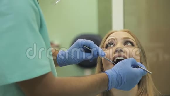 牙科医生检查病人牙齿视频的预览图