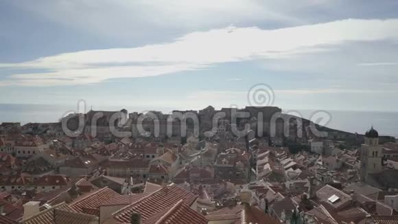 从城墙上可以看到阳光明媚的杜布罗夫尼克老城视频的预览图