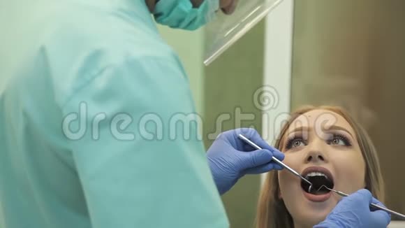 牙科医生检查病人牙齿视频的预览图