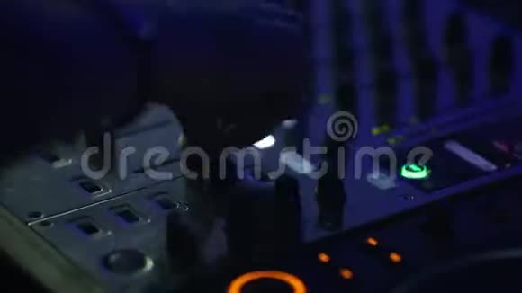 DJ由专业设备中夜总会的舞蹈晚会提供动力摄像机移动视频的预览图