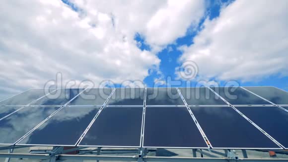 太阳能电池堆在屋顶上很近视频的预览图