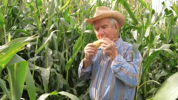 一幅老农吃玉米的画像上面有一个大拇指视频的预览图
