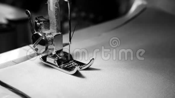 4K镜头将缝纫机针贴在白色织物上运动缓慢颜色黑白视频的预览图