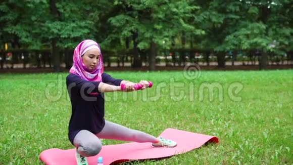 穆斯林妇女尽力保持健康视频的预览图