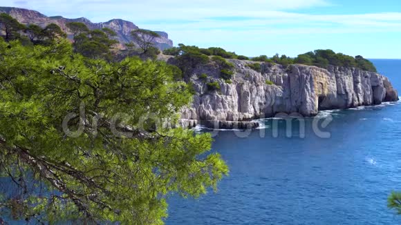 位于法国南部地中海的卡兰克斯风景区上空的空中剪辑视频的预览图